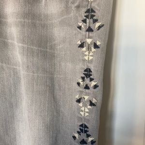 Driftwood Jeans Audrey Size 27 with Embroidery